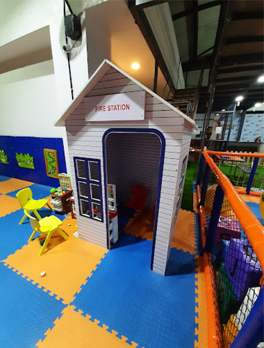 Role-play area in an Indian indoor playground, designed for imaginative social play.